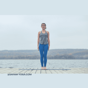 femme pratiquant la posture de la montagne tadasana
