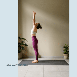 Femme, vue de côté, pratiquant la posture de la montagne
